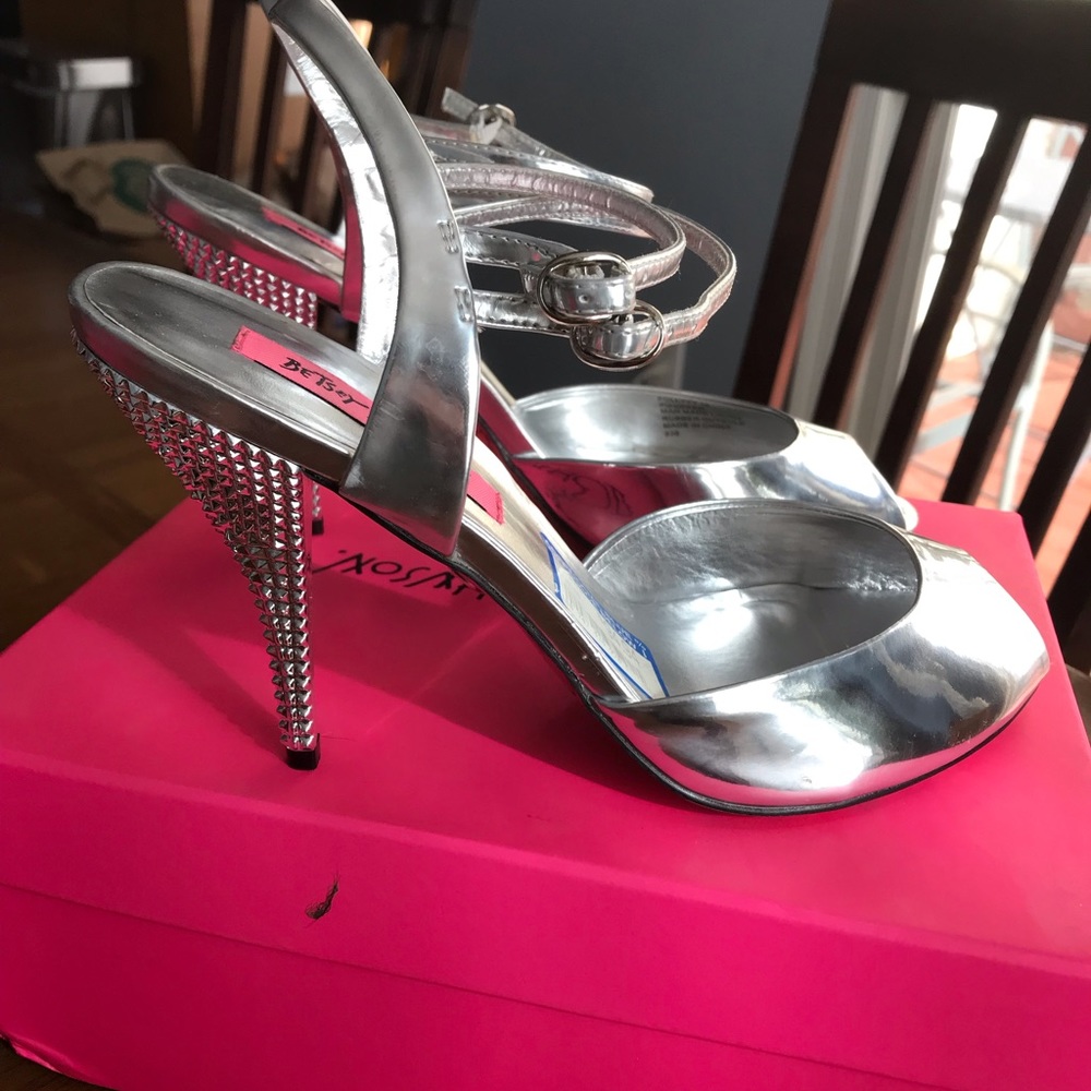 Betsy Johnson Pollyyy Pump. Silver Sz 10